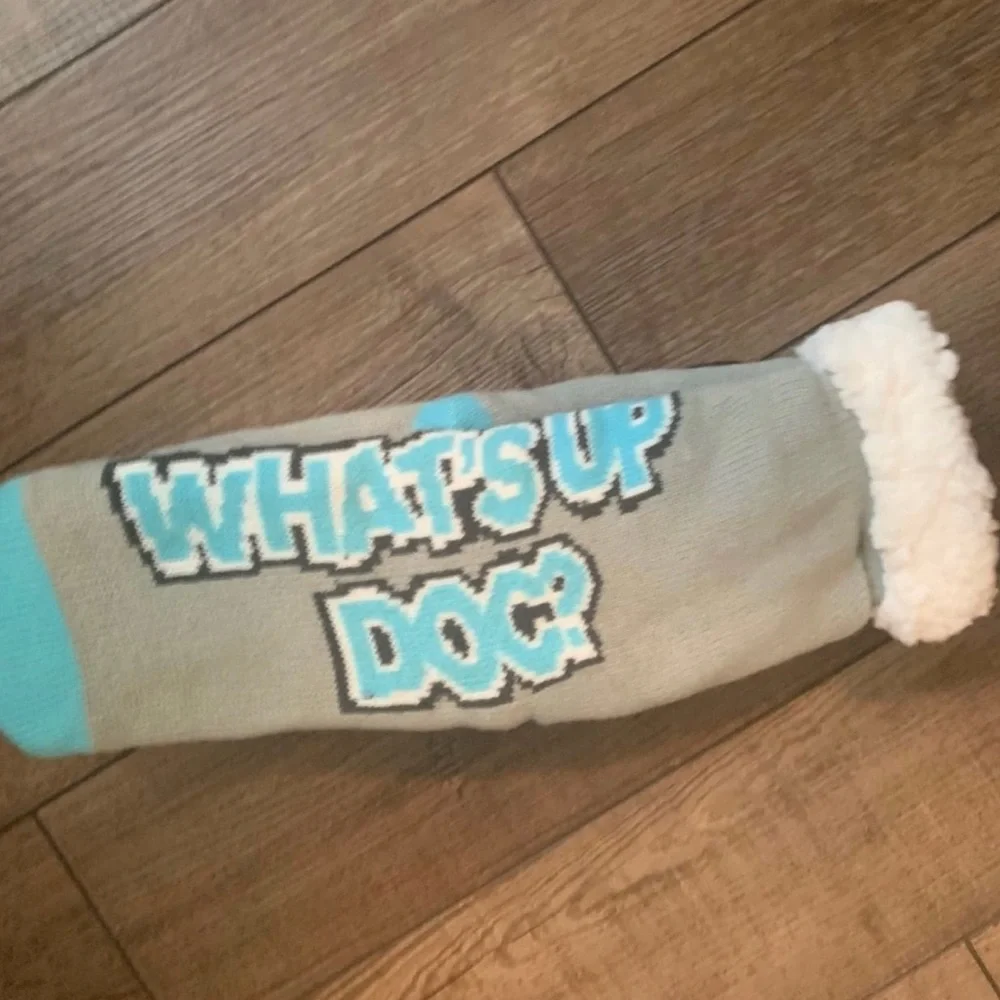 NWT Warner Bros Looney Tunes Bugs Bunny Non Slip Grip Sherpa Cartoon Socks.